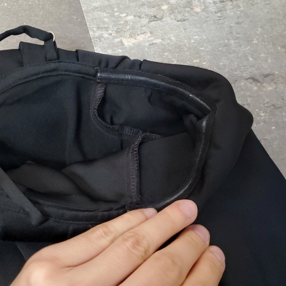 NWOT Guess Elegant Black Cold-Shoulder Long Sleeves Blouse Top. Black. Size M. - Picture 11 of 13